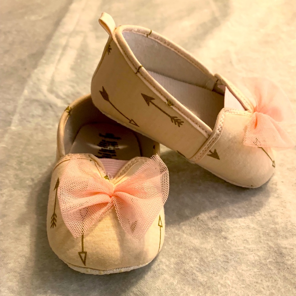 🦋Light tan moccasins with pink bows and arrows